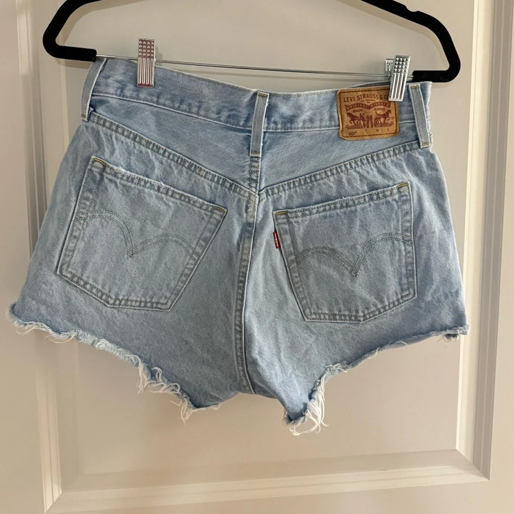 Levi’s 501 Jean Shorts Light Wash - Picture 7 of 7